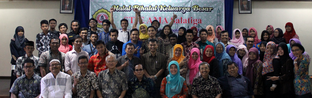 Keluarga besar Sekolah Tinggi Ilmu Ekonomi AMA Salatiga berfoto bersama di acara Halal-bihalal