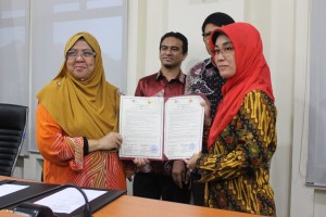 Ketua STIE AMA Fudji Sri Mar'ati (Kanan) dan petinggi Universitas kebangsaan Malaysia Dato' Noor Aziah Mohd Awal menunjukkan nota kesepahaman Kerja sama dua universitas itu di Malaysia, baru-baru ini.
